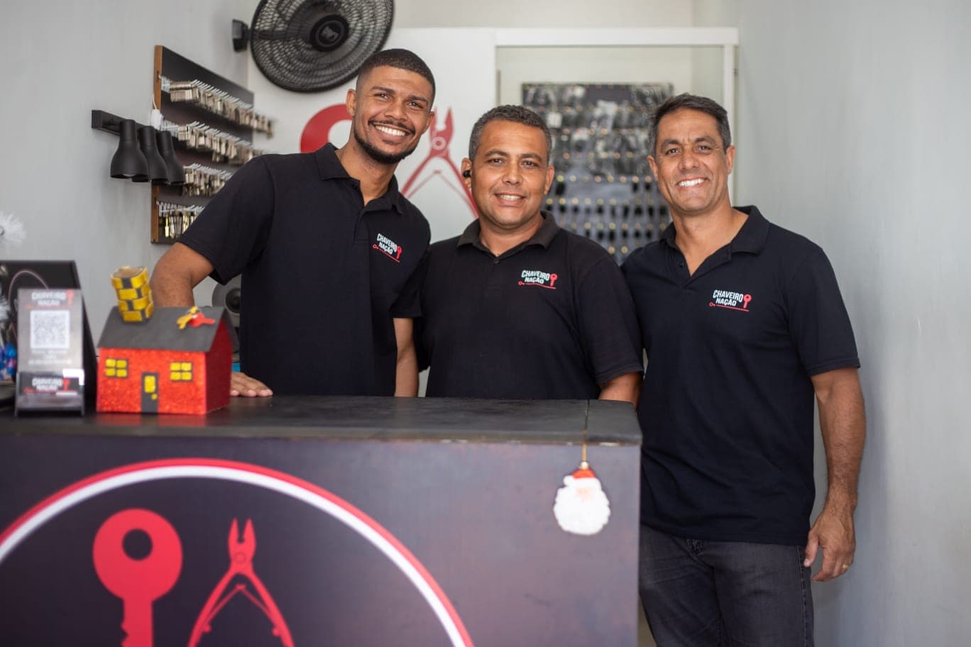 Equipe do Chaveiro Nação no interior da loja