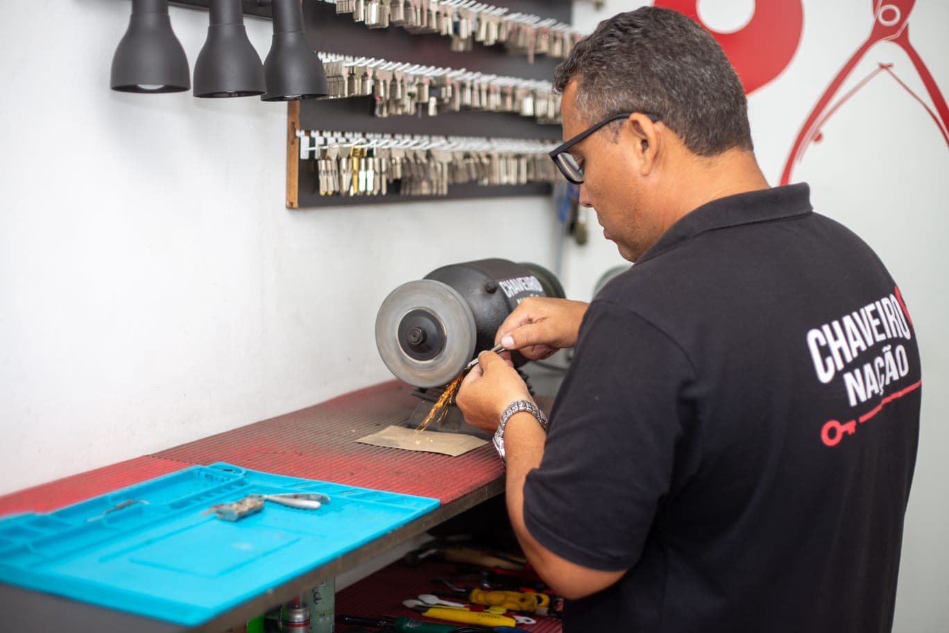 Profissional do Chaveiro Nação trabalhando em chave na oficina