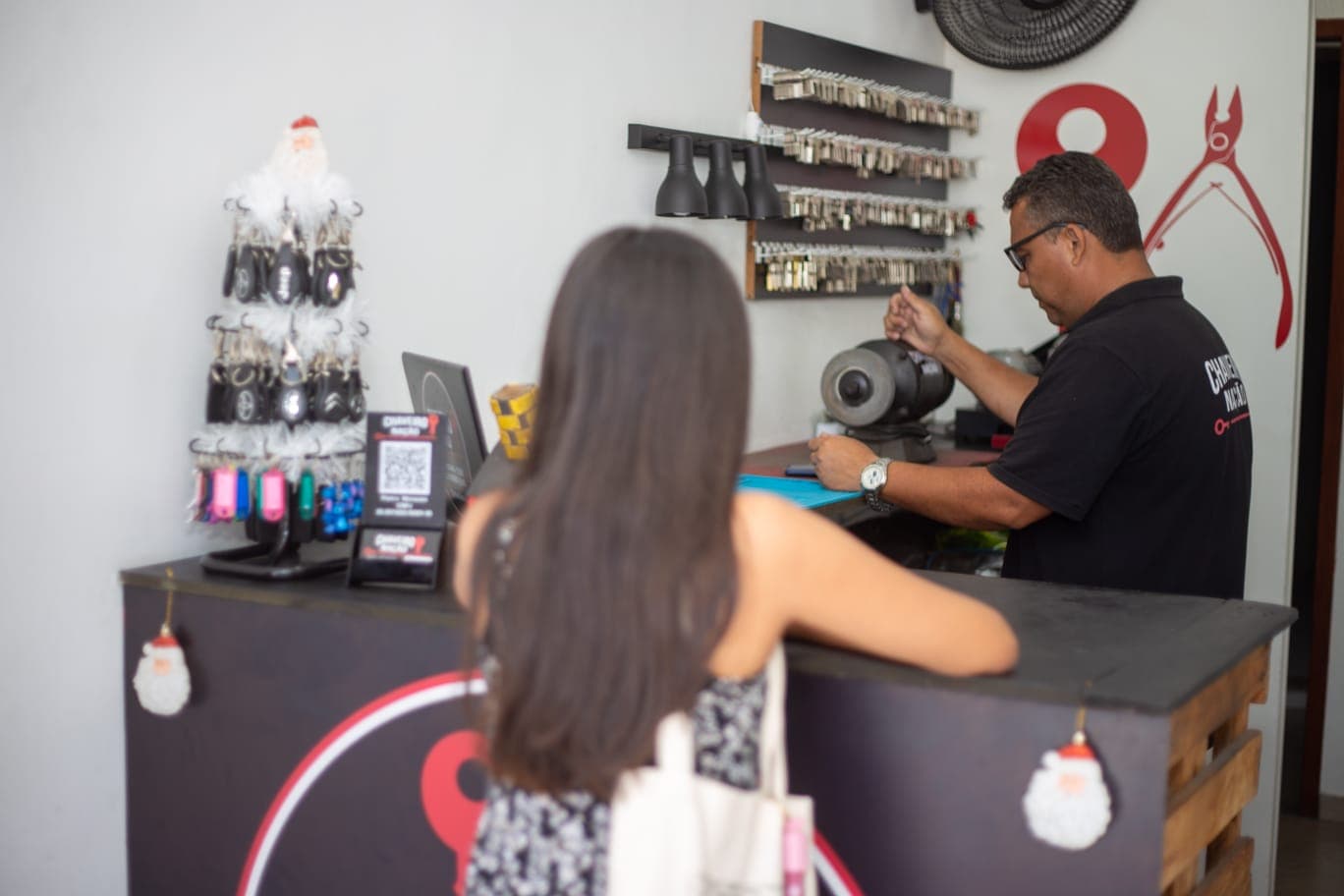 Atendimento ao cliente no balcão do Chaveiro Nação