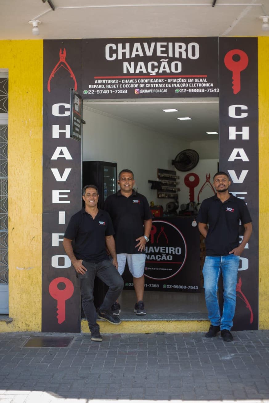 Equipe do Chaveiro Nação em frente à unidade da Avenida Saquarema, em Bacaxá